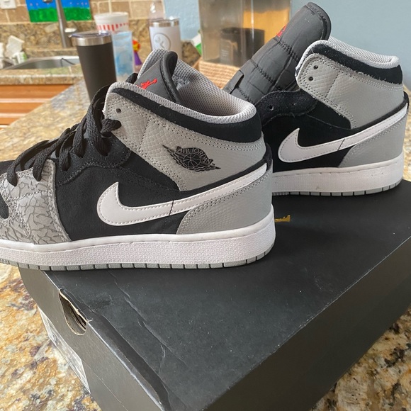 Air Jordan’s in perfect condition worn once. Elaphant print mid se - Picture 3 of 7